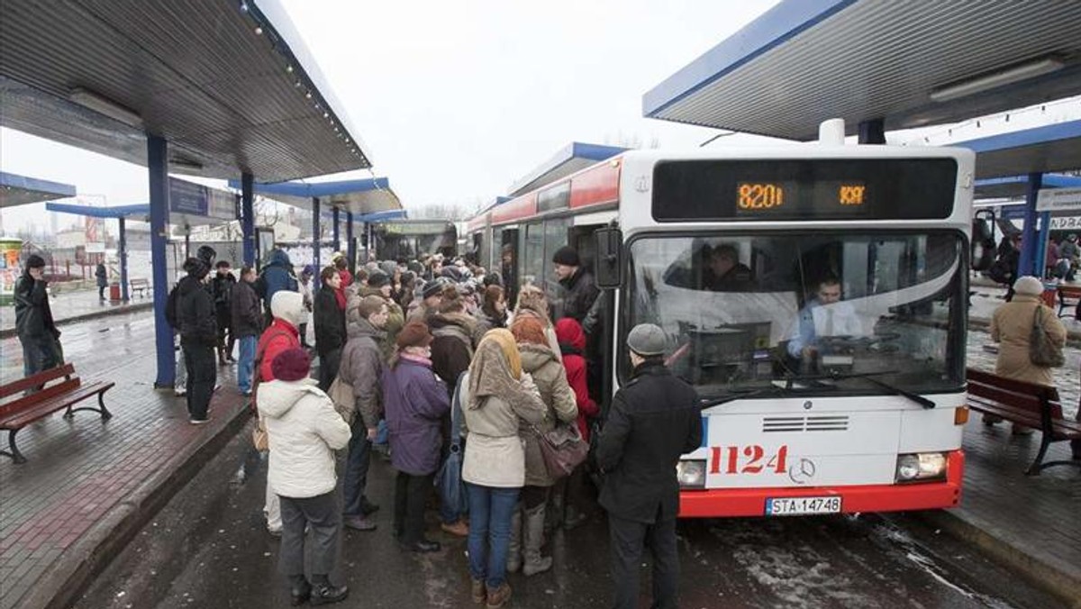 Prokuratorzy, sędziowie, posłowie, strażnicy miejscy- oni mają bezpłatną komunikację w KZK GOP.  w naszej aglomeracji. Skoro tak duża grupa ma przywileje, komunikacja miejska powinna być bezpłatna. Urzędnicy twierdzą, że to niemożliwe, bo ktoś musi zapłacić za tych, którzy nie płacą.