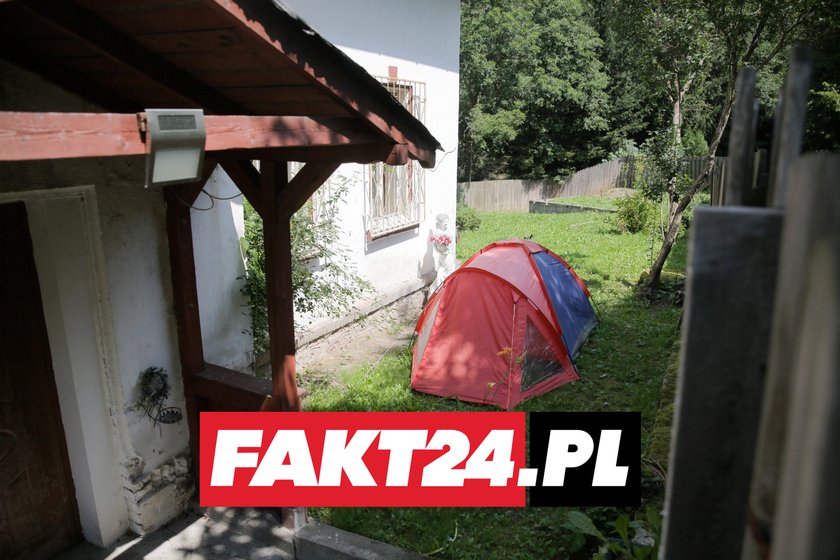 Opiekunka Villas zamieszkała w namiocie