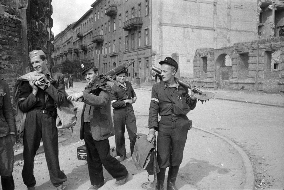 Jedno ze zdjęć z Powstania Warszawskiego prezentowanych na wystawie "Warszawa. Feniks z popiołów" w Hiroszimie