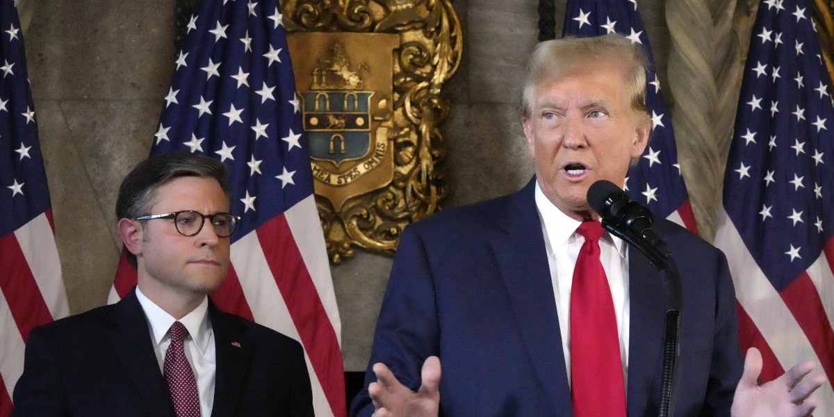 Donald Trump podczas piątkowej konferencji prasowej ze spikerem Mike'iem Johnsonem.