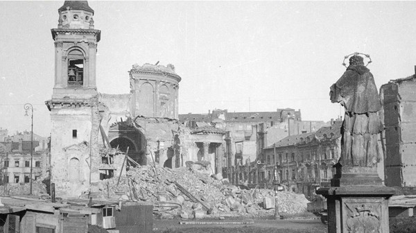 W styczniu 1945 r. na lewym brzegu Wisły było całkowicie zniszczonych niemal 10 tys. budynków, czyli 57,8 proc. zabudowy. Zburzone były wszystkie mosty i dworce kolejowe. W proch obrócono 95 proc. obiektów kultury, 90 proc. przemysłu i budynków służby zdrowia, 85 proc. sieci tramwajowej, 70 proc. placówek oświatowych. Ilość gruzu w Warszawie szacowano na 22 mln m sześc.