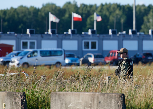 Amerykański żołnierz pilnuje budowy instalacji wojskowych na terenie amerykańskiej bazy wojskowej w Redzikowie