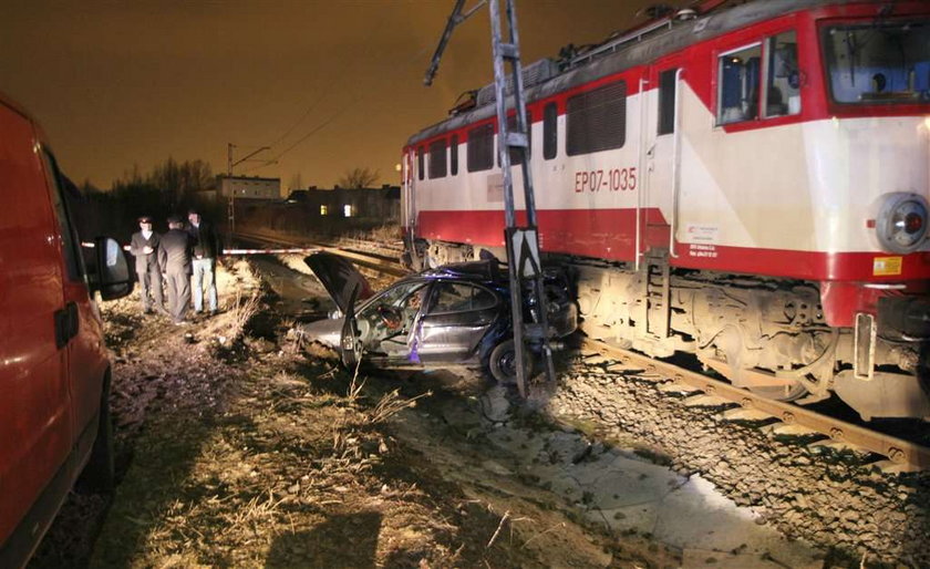 Dwie osoby zostały ranne w wyniku zderzenia renault z pociągiem, do którego doszło w środę wieczorem na przejeździe kolejowym przy ul. Śląskiej 124 w Łodzi.