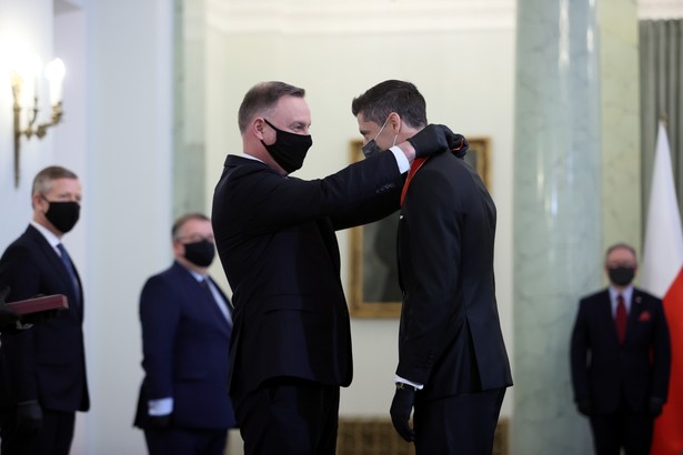 Prezydent Andrzej Duda (L) i Robert Lewandowski (P) podczas uroczystości wręczenia Krzyża Komandorskiego Orderu Odrodzenia Polski, w Pałacu Prezydenckim w Warszawie