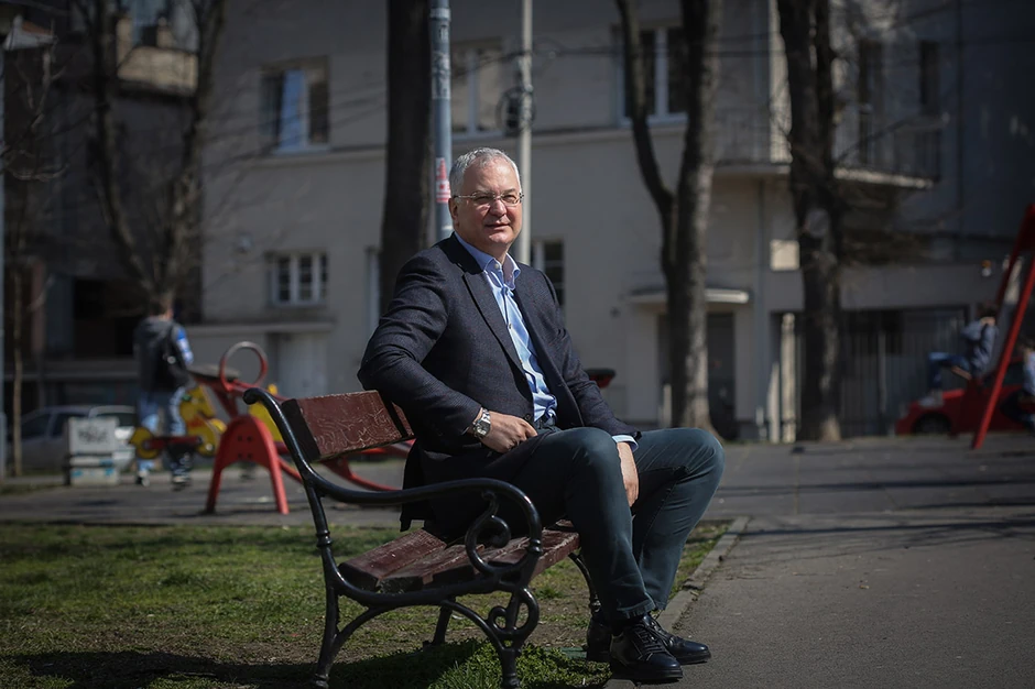 Šutanovac nelustrirano sedi