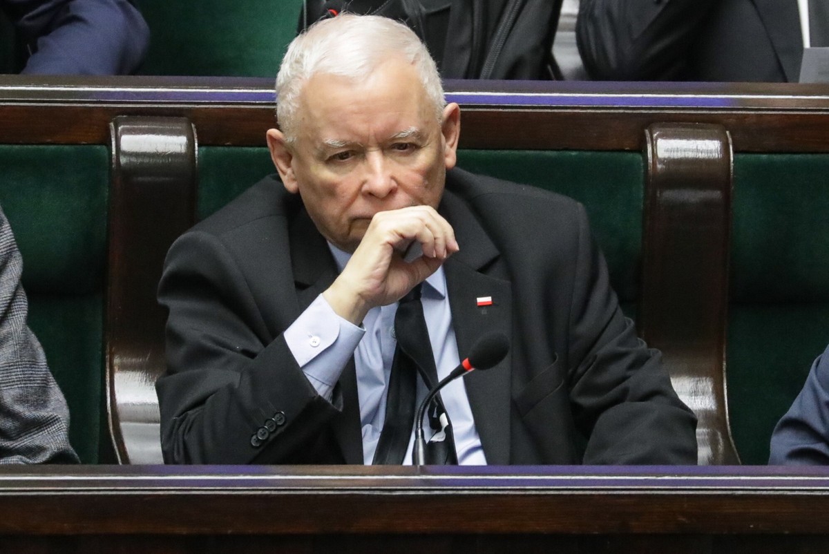 Warszawa, 24.01.2025. Prezes PiS Jarosław Kaczyński na sali obrad Sejmu w Warszawie, 24 bm. W ostatnim dniu posiedzenia posłowie zajmą się m.in. głosowaniem nad projektem zmian w ustawie o wykonywaniu mandatu posła i senatora, tzw. lex Romanowski, a także nad poselskim projektem ustawy incydentalnej o rozpoznawaniu przez Sąd Najwyższy spraw dotyczących m.in. wyborów prezydenckich. (aldg) PAP/Tomasz Gzell