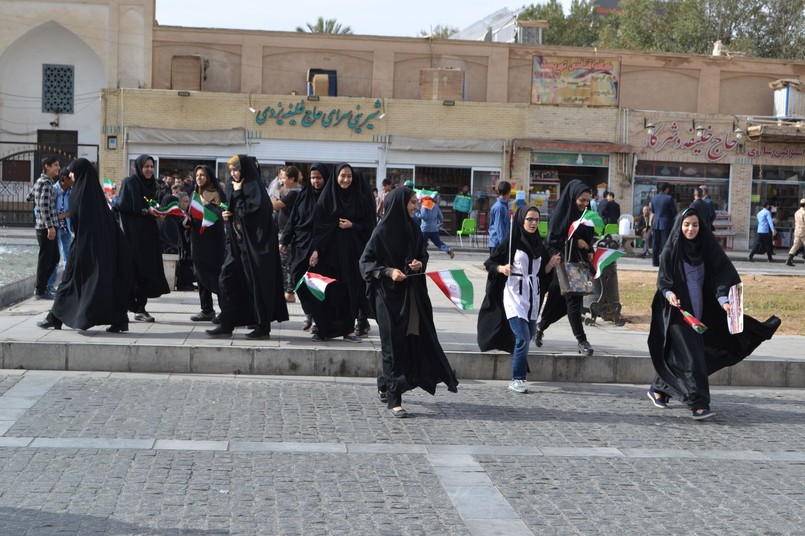 młodzież biorąca udział w obowiązkowej demonstrcji prorządowej, Iran, Jazd / fot. Aleksandra Chrobak