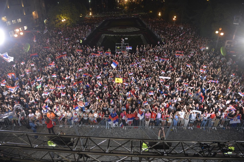 Na platou ispred Starog dvora okupio se veliki broj ljudi