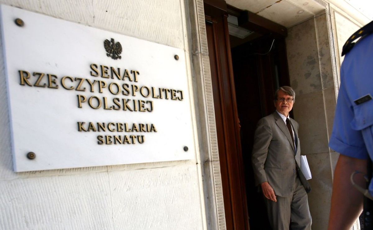 Wiceprzewodniczący Komisji Weneckiej Kaarlo Tuori (C) po spotkaniu w Senacie w Warszawie