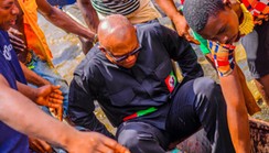 Peter Obi welcomed with cheers as he rides boat to visit Benue flood victims