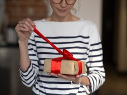 Sugestia i cena to największe gafy - badanie pokazało, jak wygląda prezentowy savoir-vivre według Polaków