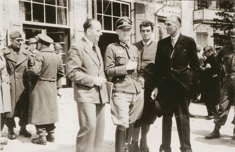 Zakładnicy w hotelu Peragser Wildsee po wyzwoleniu 5 maja 1945 r. Płk. Bogislaw von Bonin (w środku) i Sigismund Payne Best (ciemny garnitur)