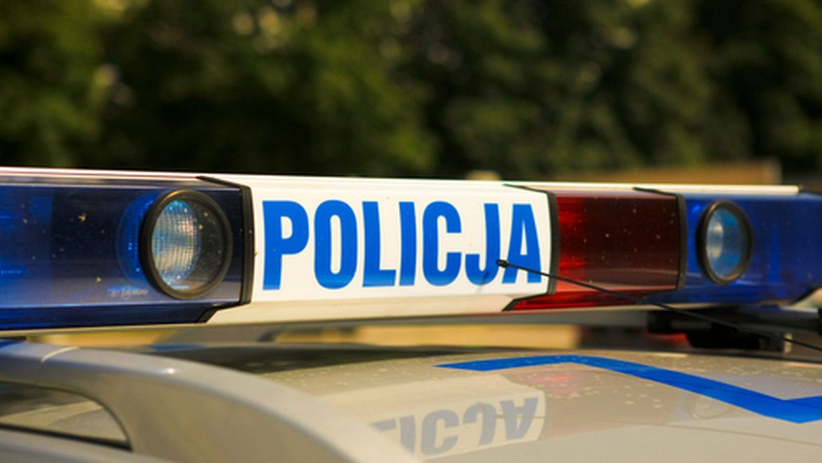Ciało 50-latka znaleziono w policyjnej izbie zatrzymań w Kędzierzynie-Koźlu. Przyczyną śmierci był uraz głowy.