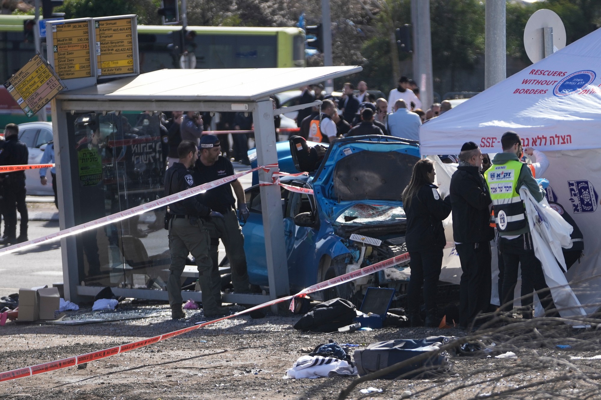 Členovia záchranného tímu Zaka pracujú na mieste, kde auto vrazilo do chodcov na autobusovej zastávke 10. februára 2023 v Ramote, židovskej osade vo východnom Jeruzaleme.