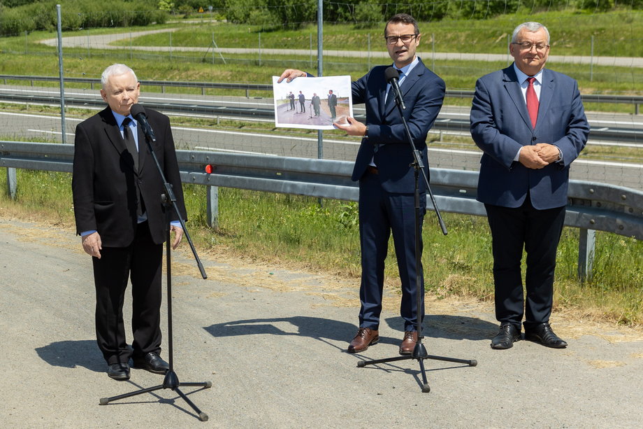 Jeszcze niedawno Tomasz Poręba (w środku) był jednym z polityków cieszących się zaufaniem Jarosława Kaczyńskiego.