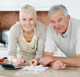 Emeryci pracują coraz dłużej. Płacą podatki, nie są ciężarem dla systemu ubezpieczeń