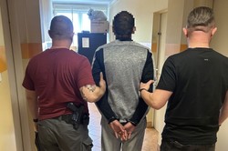 Chojnice: Chciał ukraść auto, zasnął w środku. Policjanci zafundowali mu pobudkę