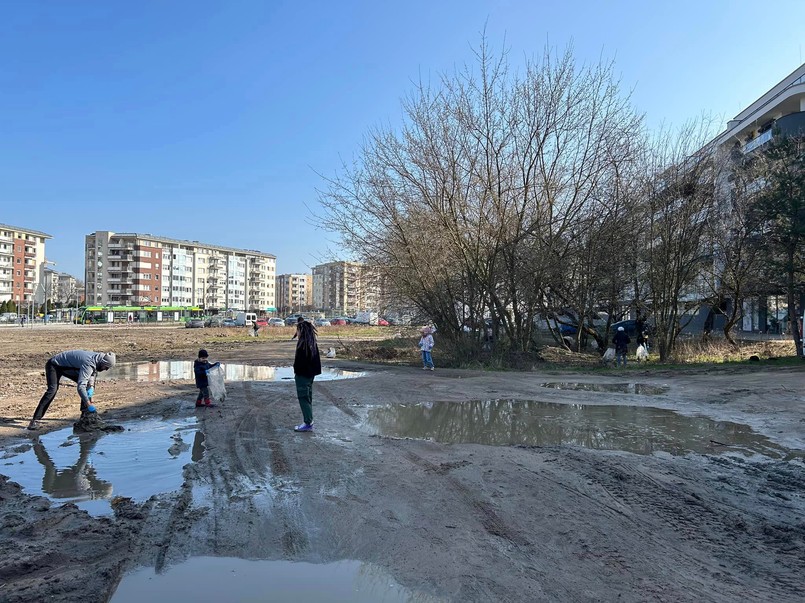 Mieli dość milczenia biskupów o ekologii. Wzięli worki i posprzątali osiedle