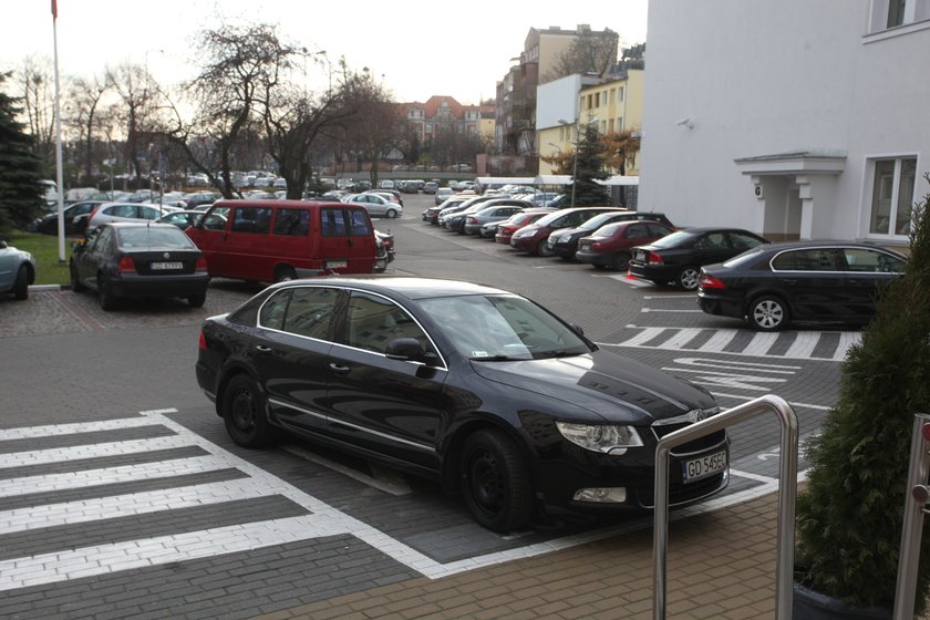 Limuzyna urzędników na parkingu