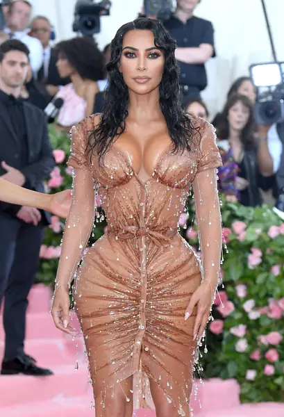 Słynna sukienka &quot;wet look&quot; Kim Kardashian Fot. Karwai Tang/Getty Images