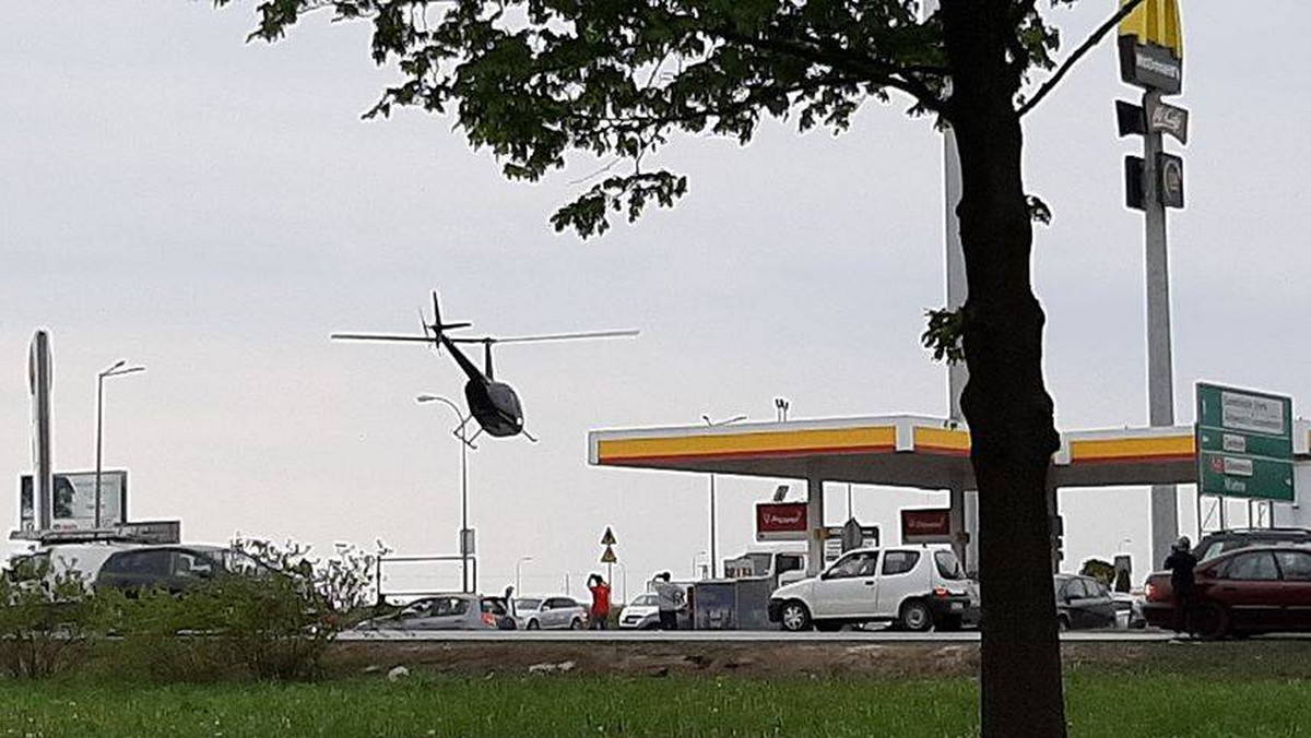 Poniedziałkowy wieczór przyniósł pracownikom jednej ze stacji benzynowych w Garwolinie niecodzienny widok - na parkingu wylądował... helikopter. Okazało się, że skończyło mu się paliwo. Pilot zatankował, zapłacił i odleciał.