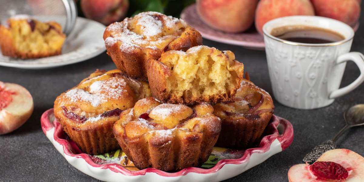 Brzoskwiniowe muffinki to doskonały dodatek do popołudniowej kawy.