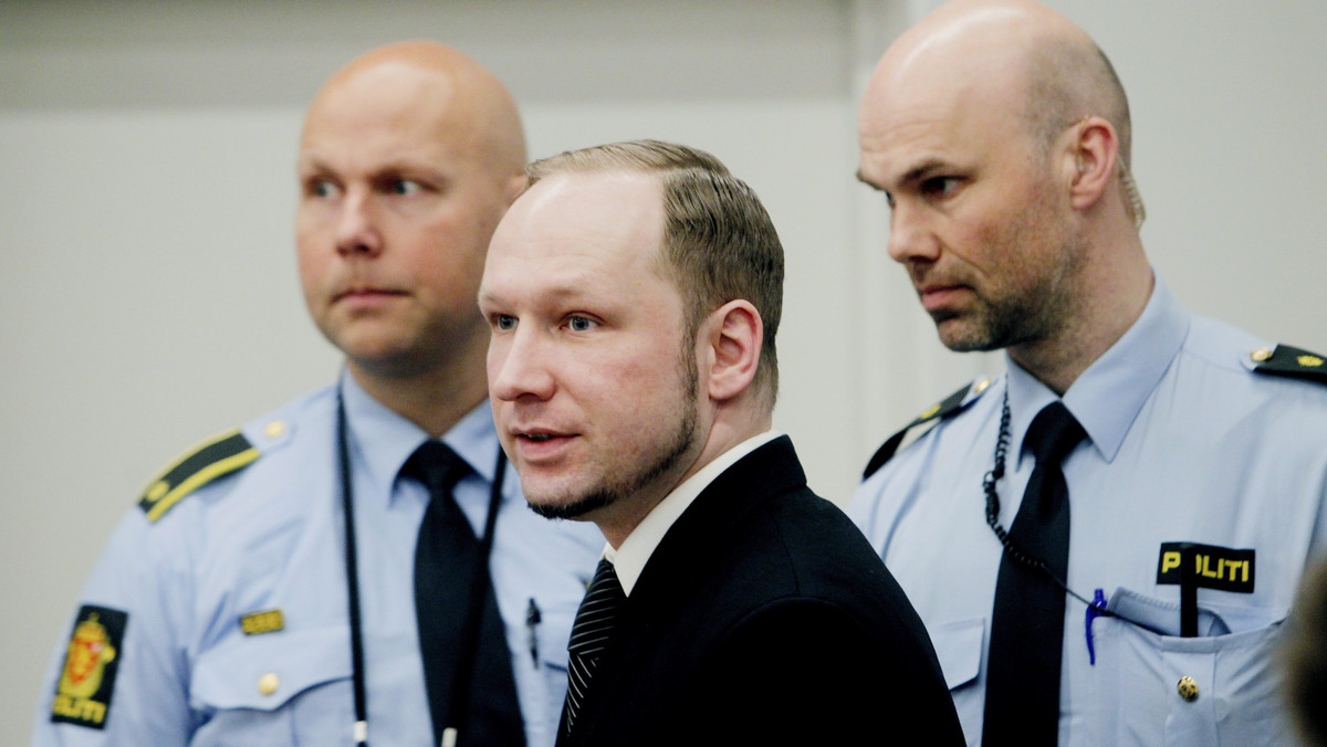 Z Norwegii napływają kolejne szokujące szczegóły zeznań Andersa Breivika. Wczorajsze uwagi na temat wpływu gier komputerowych na przebieg zamachów bombowych 22. lipca ubiegłego roku, były najwyraźniej tylko wstępem do tego, co można było usłyszeć na sali sądowej w Oslo wczoraj po południu. Breivik opowiadał też, że zasadniczo jest "miłą osobą", ale od 2006 roku musiał nauczyć się poskramiać swe emocje, aby móc przygotować ataki.