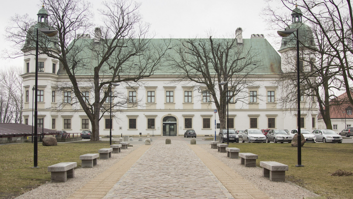 Członkowie Rady Programowej Centrum Sztuki Współczesnej-Zamek Ujazdowski oceniają, że planowana zmiana na stanowisku dyrektora "jawi się jako działania na szkodę CSW". Nie kwestionują legalności podjętej przez ministra Glińskiego decyzji o nieprzedłużeniu umowy obecnej dyrektor i powołania na jej miejsce nowej osoby bez przeprowadzenia konkursu, przekonują jednak, że wątpliwy jest "wymiar merytoryczny" tych działań. Pod pismem podpisali się m.in. Anda Rottenberg, Paweł Pawlikowski i przewodnicząca Rady Agata Jakubowska.