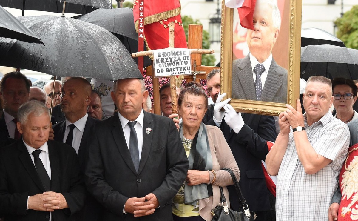 Prezes PiS Jarosław Kaczyński podczas uroczystości przed Pałacem Prezydenckim w Warszawie