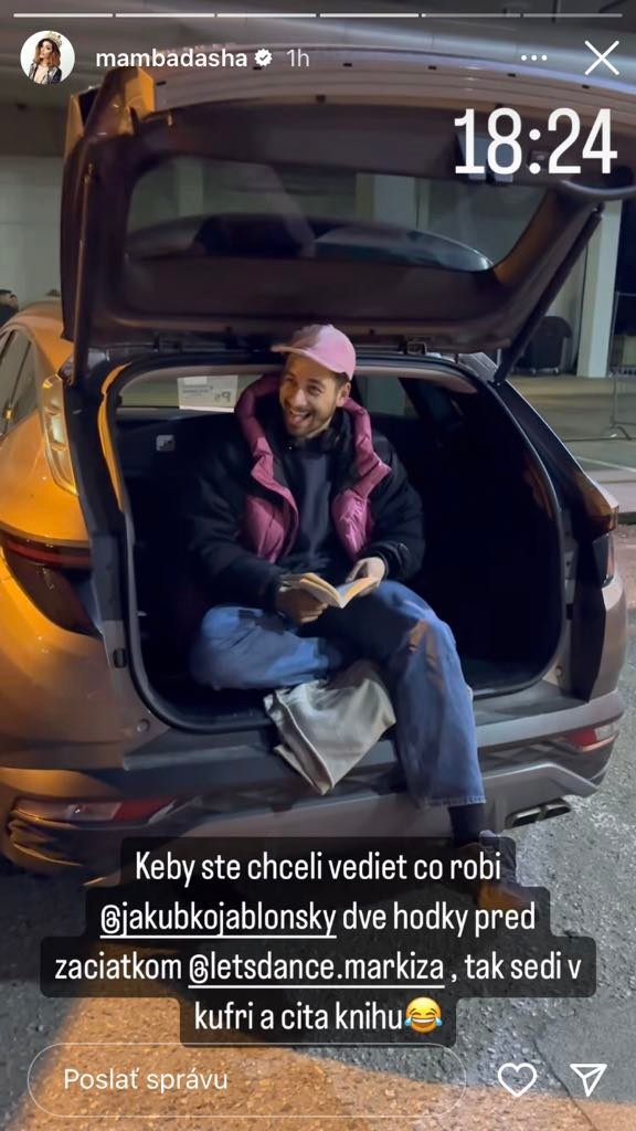 Slovenský herec Jakub Jablonský si tesne pred prenosom Let's Dance v pokoji čítal knihu.