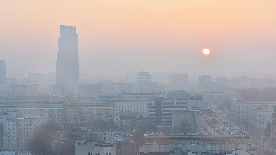 Liczba "kopciuchów" w ościennych gminach wpływa na jakość powietrza w Warszawie fot. Martyn Jandula
