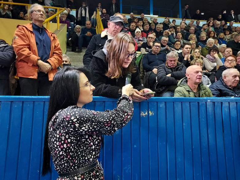 Działaczka, która przedstawiła się imieniem Rosa, pyta Donalda Tuska, co zamierza zrobić z hodowlami klatkowymi zwierząt