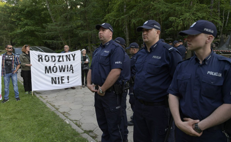 Policyjny kordon i protestujący