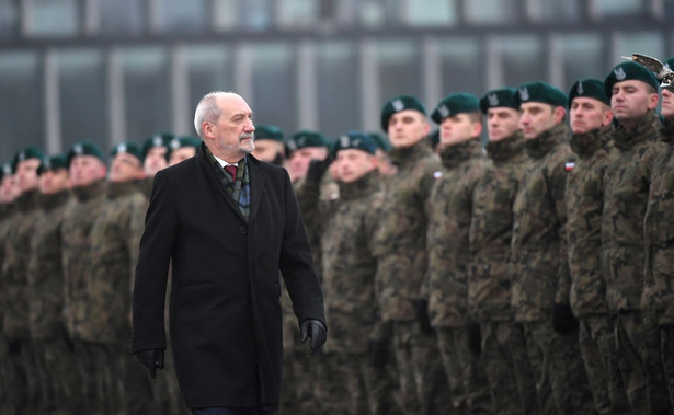 Macierewicz do oficerów rezerwy: Z elity narodu współtworzycie dzisiaj elitę armii