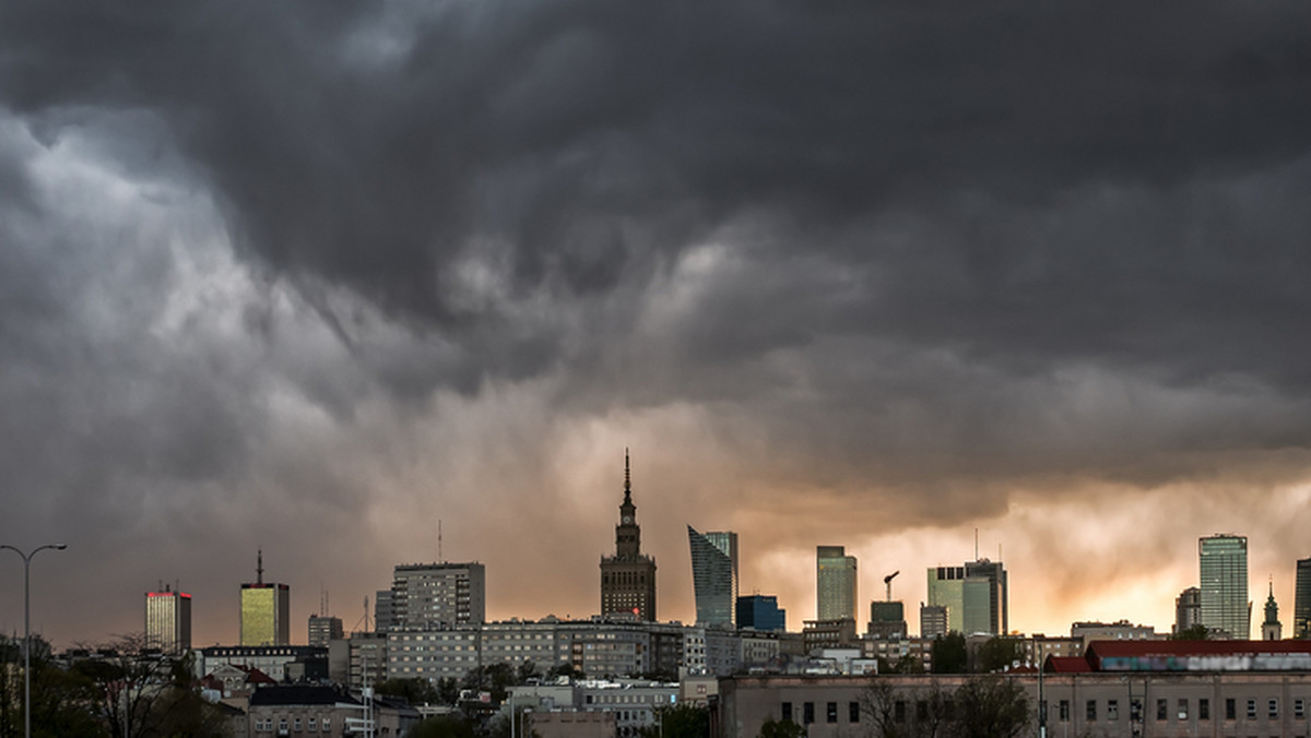 Pogoda na poniedziałek. Powieje i zagrzmi, ale będzie ciepło