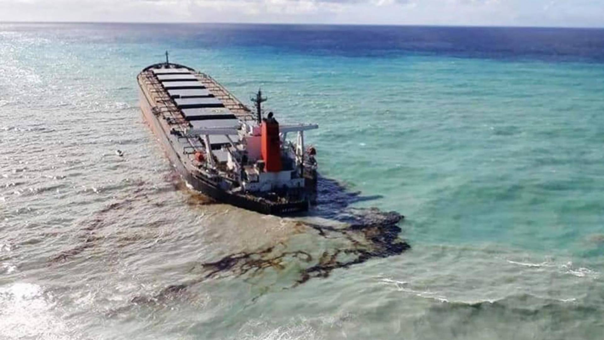 Ekološka katastrofa u raju: naftna mrlja u okeanu kod Mauricijusa vidljiva iz svemira