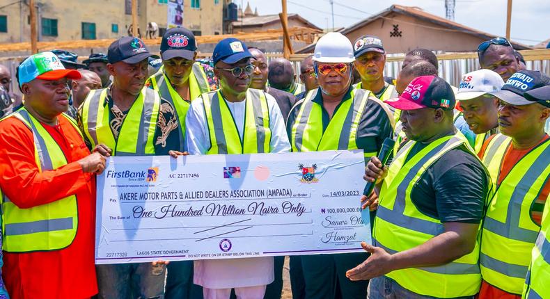 L-R: APC House of Reps-elect, Ajeromi Ifelodun constituency, Mr Paul Kalejaiye; Market EXCO, Mr Nwokeoma Okey; Lagos State Governor, Mr Babajide Sanwo-Olu; Chairman, Ajeromi Ifelodun Local Government, Mr Fatai Ayoola; Chairman of Akere Auto Spare Part Market, Mr Izuchukwu Uba and the council Vice-Chairman, Mr Lucky Uduikhue, during the presentation of cheque and launching to rebuild Akere Auto Spare Parts Market at Olodi-Apapa, on Wednesday, March 15, 2023.