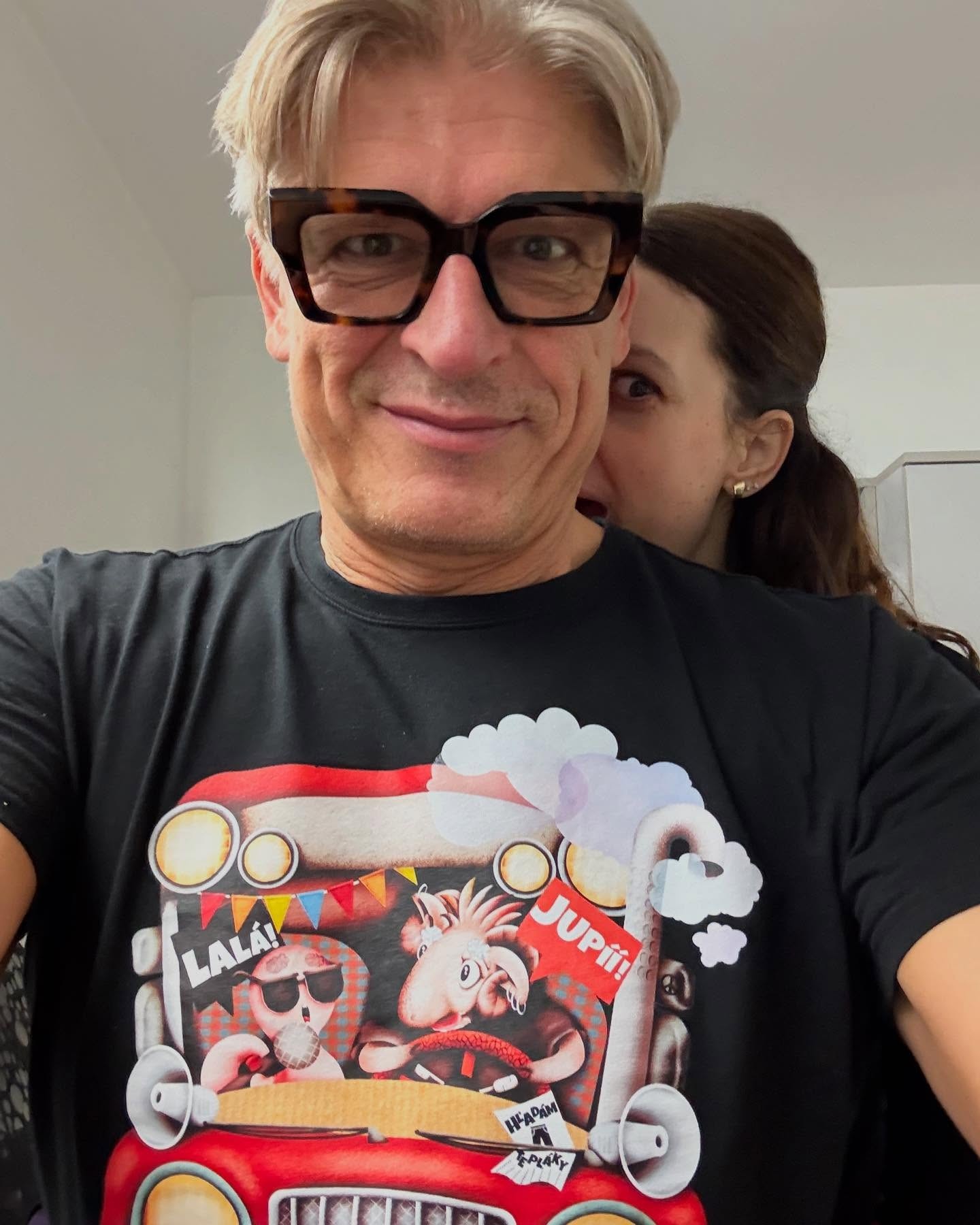 Spevák, hudobník, spisovateľ a zakladateľ hudobného festivalu Vrbovské vetry Braňo Jobus.