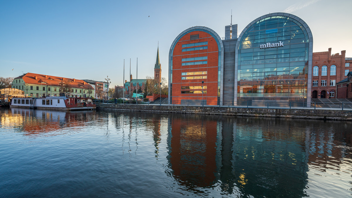 Wirtualne spacery po starej barce zacumowanej na co dzień w centrum miasta, czy po dawnej fabryce materiałów wybuchowych to niektóre atrakcje, które przygotowano w Bydgoszczy na świąteczny weekend.