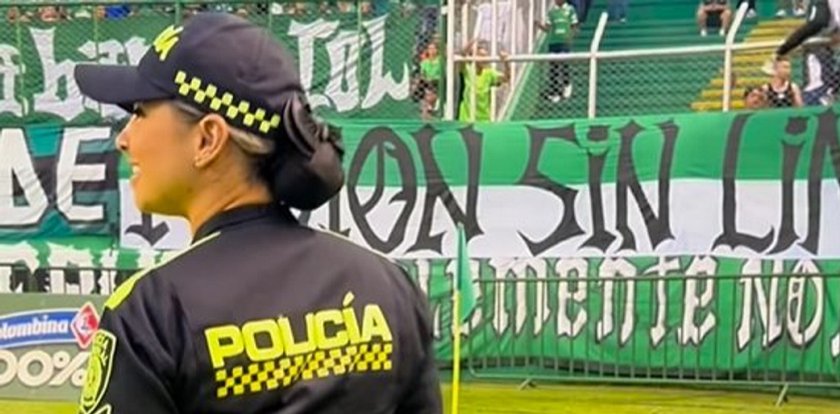 Piękna policjantka pilnuje porządku na stadionie. Lubi pokazywać swoje wdzięki