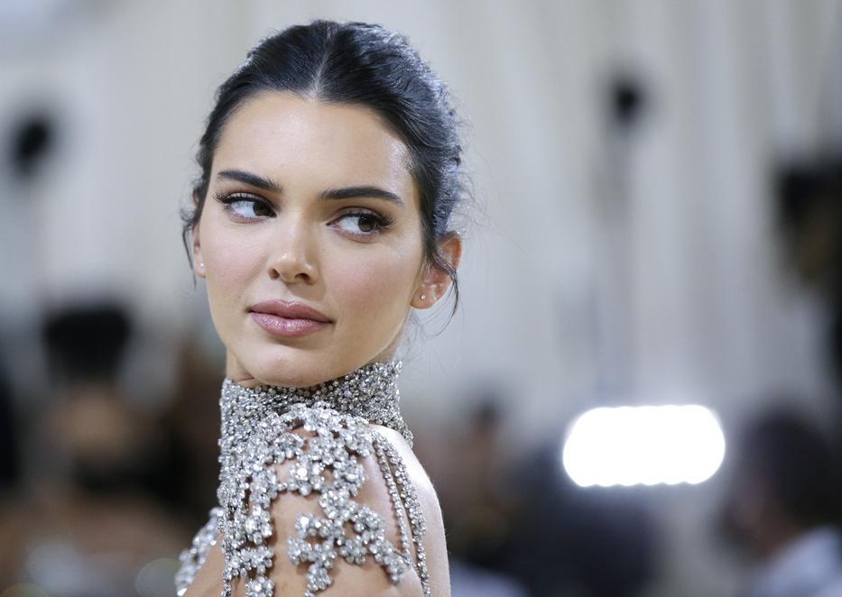 Kendall Jenner ruhája a Met gála afterpartijáról egy ikonikus hollywoodi pillanatot idézett meg