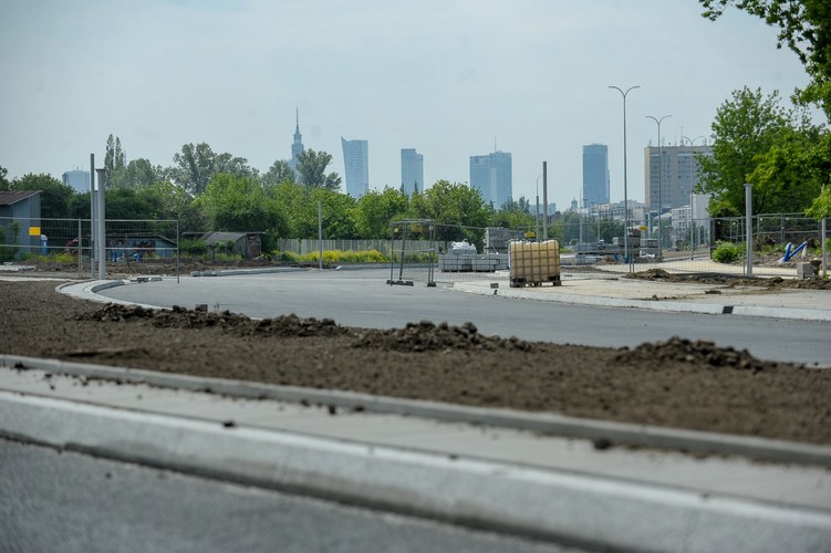 'Niedługo ruszają prace projektowe, jeśli chodzi o docelowy kształt tych ulic, po to żeby były to drogi, które służą głównie ruchowi pieszo-rowerowemu. Oczywiście z dopuszczeniem ruchu samochodów tam, gdzie jest to niezbędne' - zaznaczył Olszewski.<br><br>fot. (cat) PAP/Marcin Obara