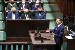 Morawiecki atakuje Tuska. Ten kpi z 'agresywnego pitbulla'