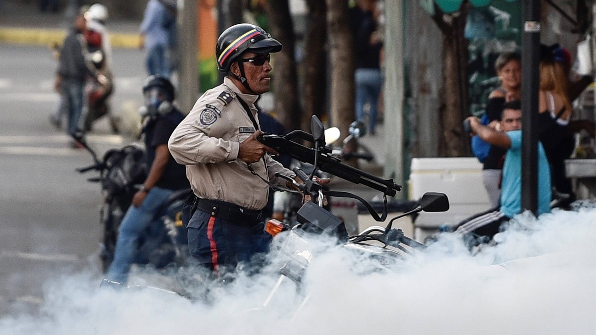 Szwajcaria poinformowała o nałożeniu pakietu sankcji na Caracas w związku z naruszaniem zasad demokratycznych, praworządności oraz łamaniem praw człowieka. Zakazana będzie sprzedaż broni do Wenezueli oraz dóbr, które mogą ułatwić stosowanie represji.