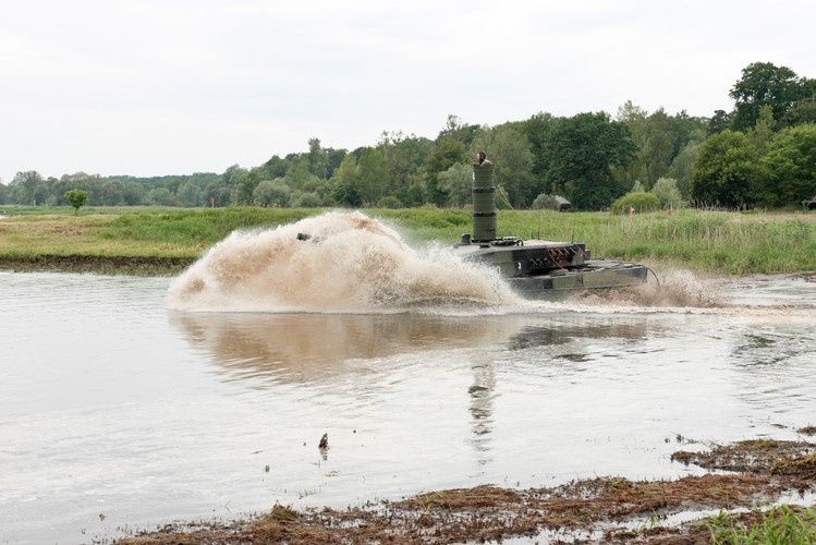 Biała Góra (woj. lubuskie), 06.06.2017. Żołnierze z jednostek 11. Lubuskiej Dywizji Kawalerii Pancernej podczas ćwiczeń z zakresu pokonania czołgami Leopard przeszkody wodnej - rzeki Odry, 6 bm. w Białej Górze. <br><br>
fot.  (zuz) PAP/Lech Muszyński