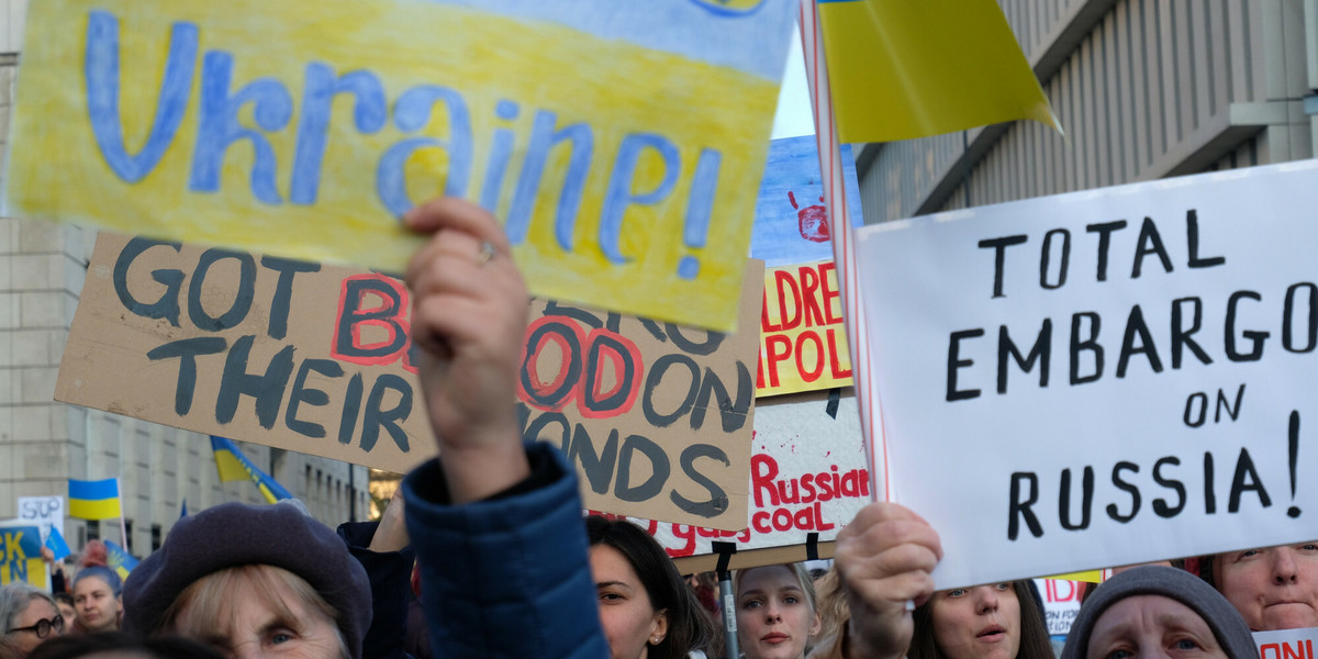 Protest w Warszawie przeciwko kupowaniu surowców energetycznych z Rosji. 22 kwietnia 2022 r. 