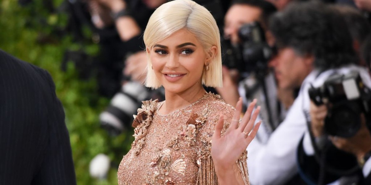 Amerykańska firma Casper produkująca materace zdobyła popularność m.in. dzięki współpracy z gwiazdą mediów społecznościowych Kylie Jenner. Gdy szykowała się do debiutu na giełdzie, ostrzegła inwestorów przed ryzykiem związanym z taką współpracą. Przyznała, że nie ma kontroli nad treścią przekazu, jaki influencerka postanowi zamieścić w sieci. 