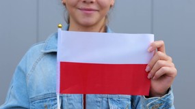Czy MSWiA zmieni zasady nadawania obywatelstwa? Obowiązkowy test, akt lojalności i 8 lat pobytu