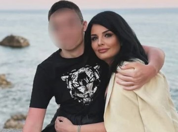 "KORAČAJ HRABRO!" Milena Popović samo što nije ZAPLAKALA ZBOG SINA Bogdana, GRLI I NE PUŠTA na dan njegovog polaska (FOTO)