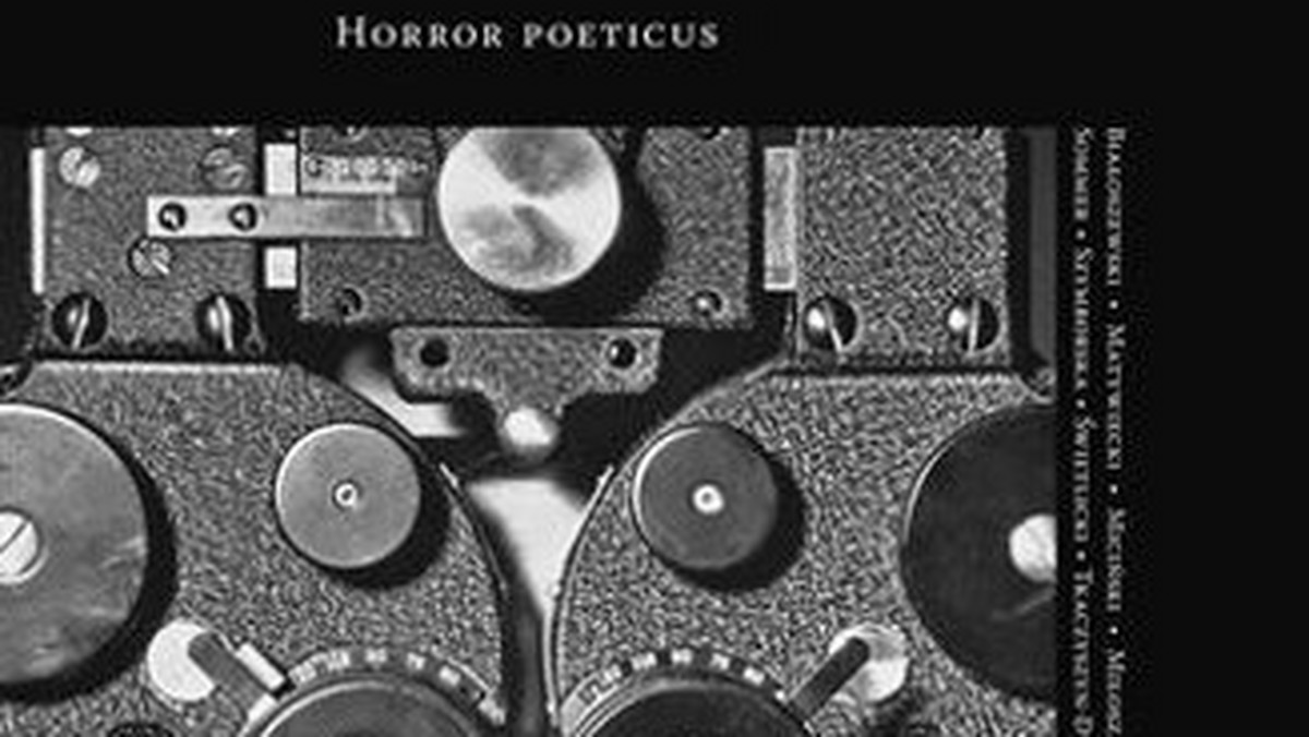"Horror poeticus" to także poszukiwanie odpowiedzi na pytania o to, dlaczego odbiór poezji sprawia dziś czytelnikom problemy i z jakimi dylematami ona sama musi się zmierzyć.